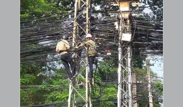 Tangled_power_wires_nepal