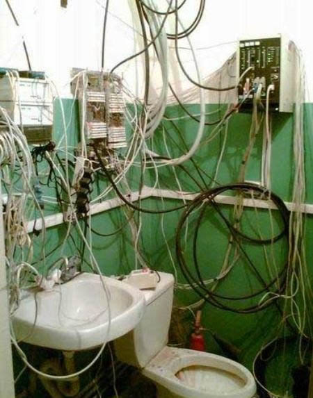 Tangled_wires_toilet